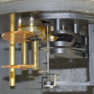 [00587] Elektrostatisches Voltmeter in Ebonit-Gehuse, zum Aufbau auf Schalttafeln ausgelegt. AEG; ca. 1900