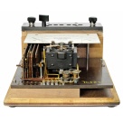 [00697] Przisions-Drehspul-Millivoltmeter fr Gleichstrom, 66 2/3 Ohm pro Volt, zur Messung von Strom und Spannung mit eingebauten Vor- und Nebenwiderstnden; Trb & Tuber; 1946