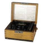 [00010] kleines Feldme�ger�t zur Spannungs, Element- und Leitungspr�fung, Widerstandsmessung, Holzgeh�use mit Blechbeschlag; Gebr. Ruhstrat AG; ca. 1940
