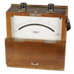 [00116] tragbares Labor-Voltmeter in Holzgeh�use, Holzgeh�use; Excelsiorwerke