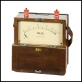 [00162] tragbares Labor-Voltmeter in Holzgehuse; Paul Gebhardt Shne