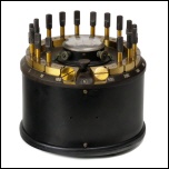 [00251] Montagebr�cke mit St�pselschaltung, in rundem Metallgeh�use mit Spulengalvanoskop; Siemens & Halske; ca. 1910