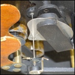 [00587] Elektrostatisches Voltmeter in Ebonit-Geh�use, zum Aufbau auf Schalttafeln ausgelegt. AEG; ca. 1900