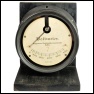 [00587] Elektrostatisches Voltmeter in Ebonit-Gehuse, zum Aufbau auf Schalttafeln ausgelegt. AEG; ca. 1900