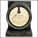 [00587] Elektrostatisches Voltmeter in Ebonit-Geh�use, zum Aufbau auf Schalttafeln ausgelegt. AEG; ca. 1900