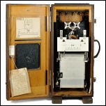 [00658] gro�er Linienschreiber mit Uhrwerkantrieb und zugeh�renden Vorwiderst�nden in gro�em Eichenholzkasten; Siemens & Halske; 1910